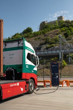 Ladestasjonen på Grønlia for tunge kjøretøy er lett tilgjengelig for lastebiler som skal kjøre til eller fra Sydhavna. Foto: Hans Kristian Riise/Oslo Havn.