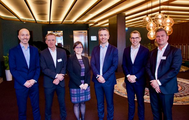 SIGNERTE INTENSJONSAVTALE: Partnerne i havvindkonsortiet Brigg Vind og Global Ocean Technology har signert intensjonsavtale om havnekapasitet ved WindPort i Mandal for utbyggingen av første fase av Sørlige Nordsjø II. Fra venstre: Jarle Dyrdal (Å Energi), Bjørnar Talset (Vårgrønn), Sonja Indrebø (Corio), Øystein S. Pedersen (Global Ocean Technology), Steffen Syvertsen (Å Energi) og Olav Hetland (Vårgrønn).