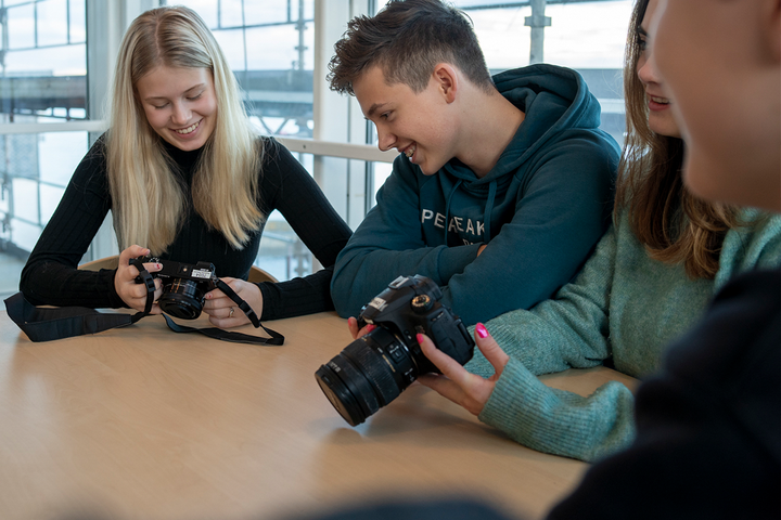Fra høsten 2021 tilbyr Akademiet VGS Kristiansand utdanningsprogrammet Medier og kommunikasjon.