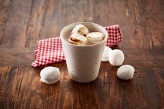 Varm sjokolade med marshmallows. Foto: Melk.no