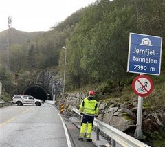 Statens vegvesen jobber onsdag kveld med å kartlegge skadene i Jernfjelltunnelen. Foto: Statens vegvesen