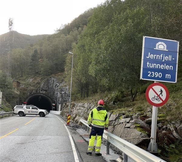 Statens vegvesen jobber onsdag kveld med å kartlegge skadene i Jernfjelltunnelen. Foto: Statens vegvesen