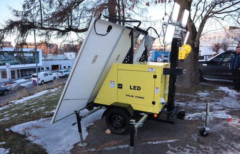 Batteripakke, solceller og lysmast utgjør en kompakt enhet som er plassert på en henger.