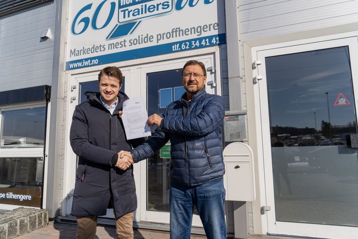 Markedssjef Kim Brandsnes, Ifor Williams (t.v.) og Geir Gransbråten, fra NMK Hamar, er glade for å ha fått avtalen på plass. Foto: Ifor Williams Norge AS.