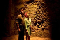 Fra venstre: Jason Isaacs i rollen som FBI-agent Peter Connelly og Alison Sudol som Emma Wilson – en sjarmerende amerikansk arkeolog som jobber ved en utgravning i Jerusalem. Emma er snar med å vise Peter den hemmelige tunnelen hvor hun, og resten av professor Ian Margroves (Richard E. Grant) team, jobber. Hun er et mysterium i seg selv. (Foto: Ronen Akerman/USA Network)