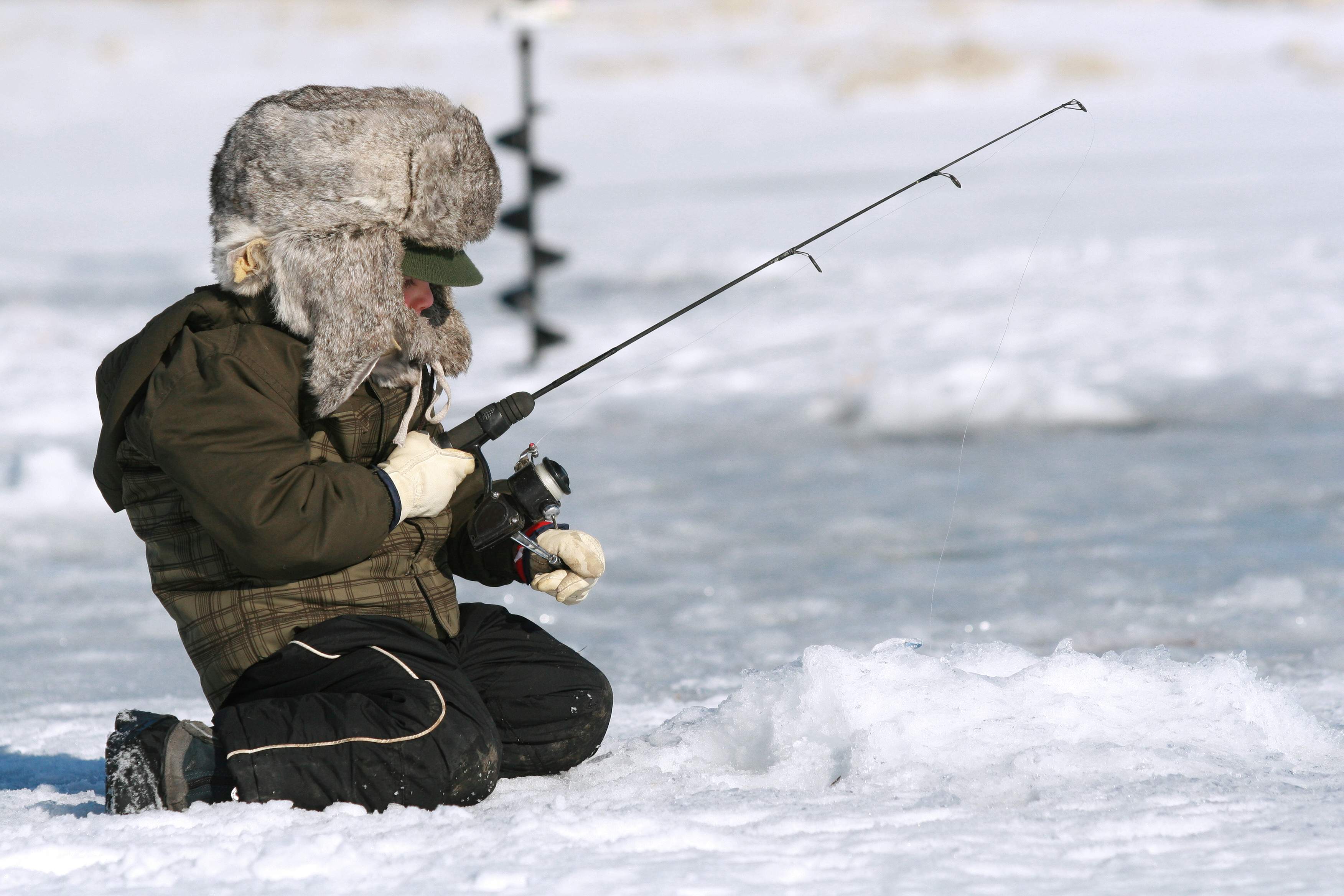 Подледный лов рыбы. Зимняя рыбалка. Рыбак зимой. Подледная рыбалка. Рыбалка на льду.