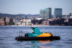 Banebrytende. Dronen er den første i sitt slag i verden som kan operere helt autonomt med å rydde opp marint plastavfall i Oslos havnebasseng. Foto: Henrik Eriksen Saillogic