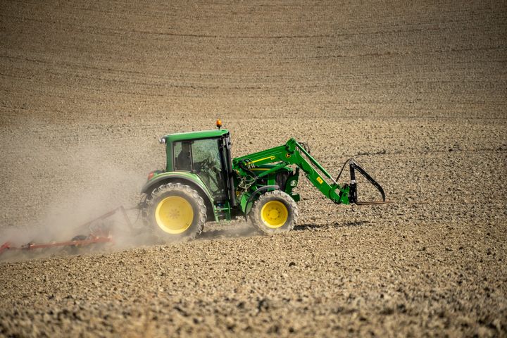 To av tre dødsulykker i landbruket er knyttet til bruk av traktor og redskap, ifølge SSB. Foto: Fremtind.