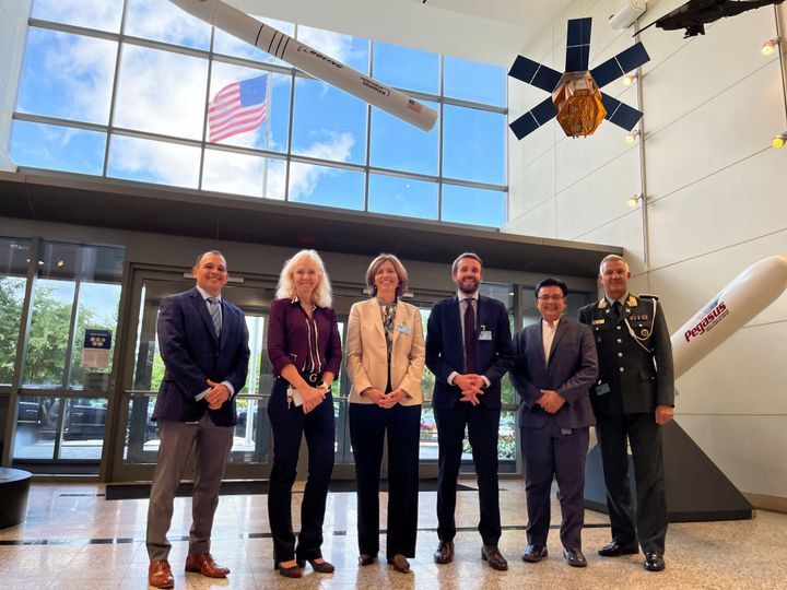Næringsminister Jan Christian Vestre på bedriftsbesøk hos Northrop Grumman. Her sammen med Norges ambassadør til USA, Anniken Krutnes, forsvarsattaché Odd-Harald Hagen, Oddveig Tretterud fra Space Norway og to representanter fra Northrop Grumman. Foto: NFD