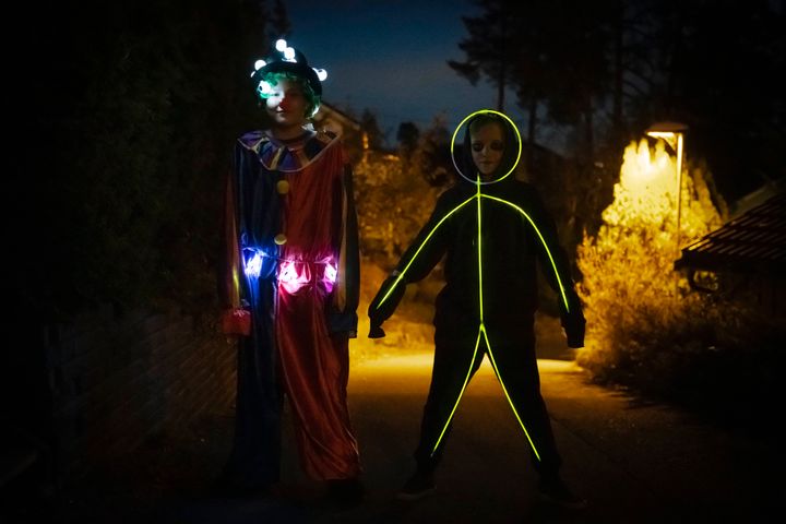 BÅDE SYNLIG OG SKUMMEL: Lys og reflekser på Halloween-kostymet gjør barna synlige og skumle. Foto: Codan Forsikring