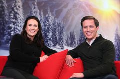 Programlederne Ida Nysæter Rasch og Emil Gukild gleder seg til å presenterese sportssesongens høydepunkter fra i sofaen i Vinterstudio hver helg i vinter. FOTO: Ole Kaland/NRK.