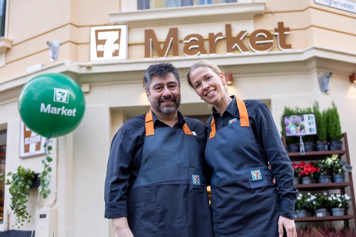 – Vi har bygd en fin og romslig butikk, hvor du finner alt du trenger døgnet rundt. Kundene vil kjenne den fantastiske lukten av nystekte bakervarer, fersk frukt og kaffe så snart de kommer innenfor døra, sier Tonje og Alvaro Hernandez Rivas, kjøpmennene i den den nye butikken i Frognerveien.  (Foto: Øyvind Breivik/Reitan Retail)