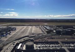 Parkering Oslo lufthavn - sommer 2017. Foto: Avinor