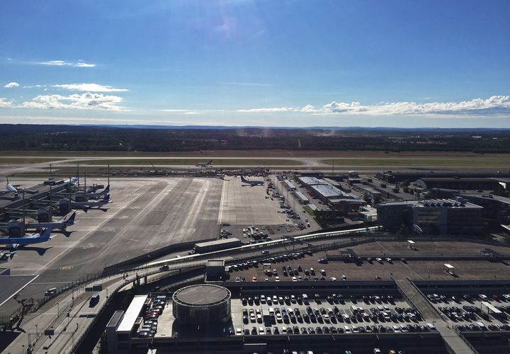 Parkering Oslo lufthavn - sommer 2017. Foto: Avinor