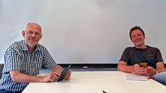 Fra venstre: Prosjektleder Nils Ragnar Tvedt og daglig leder for Holbæk Anlegg AS, Andreas Høigilt skriver under kontrakten med BankID på mobil. Foto: Statens vegvesen