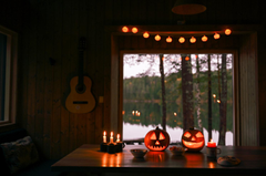Skap Halloween på en stemningsfull DNT-hytte. FOTO: Marius Dalseg/DNT.