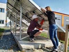 Bjørn Lupton Aarseth og Mari Øgaard forbereder et forsøk med håndholdt varmekamera. Når man ikke har tilgang på solcellepaneler med feil kan man lage noen selv – i dette tilfellet ved å slå med en hammer fra undersiden. Foto: ITS