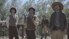 Rekonstruksjon: Jor-el Vaasborg i rollen som Billy The Kid, som skyter på blink med Dick Brewer (Gerard Griesbaum) og Petrie Willink (John Tunstall). Foto: National Geographic Channels/Mark Kohl