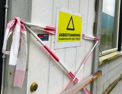 MÅ SØKES OM: Det er ulovlig for virksomheter å gjøre asbestarbeid uten tillatelse fra Arbeidstilsynet. Bildet viser en bygning hvor det foregår asbestsanering. FOTO: Arbeidstilsynet. 