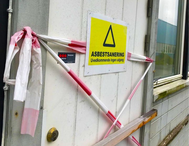 MÅ SØKES OM: Det er ulovlig for virksomheter å gjøre asbestarbeid uten tillatelse fra Arbeidstilsynet. Bildet viser en bygning hvor det foregår asbestsanering. FOTO: Arbeidstilsynet. 