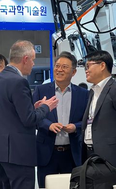 Frank Dunvold i samtale  med Mr. Kwak (eier av KG Group) og Mr. Jeong (president i KG Mobility).