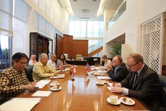 Fiskeriminister Per Sandberg i møte med indonesiske myndigheter i Jakarta. Foto: NFD