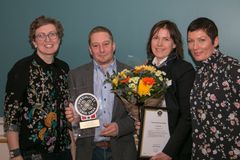 Frå venstre: prisutdelar Kristin Waagen frå Tingvollost, Mosbøen Gard v/ Åse Torvik og Anders Øverås og prosjektleiar Marit Strand frå Matmerk.