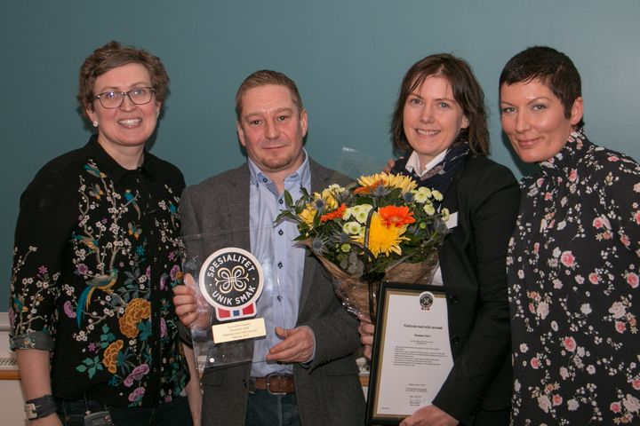 Frå venstre: prisutdelar Kristin Waagen frå Tingvollost, Mosbøen Gard v/ Åse Torvik og Anders Øverås og prosjektleiar Marit Strand frå Matmerk.