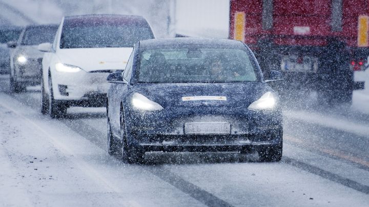 Den offisielle rekkevidden du får oppgitt er ikke en vinterrekkevidde. NAF sine tester viser at bilene mister fra fire til 29 prosent rekkevidde, selv på milde norske vintre. (Foto: NAF)