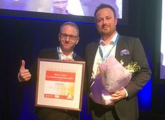 Leder for kundesenteret service og salgsstøtte, Thomas Otto (tv), og leder for kundesenteret utgående og nysalg, Bjørn Bohne, som tok imot prisen på gallaen under Call Center Dagene denne uken.