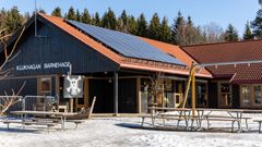 Et kombinert solcelle- og solfangeranlegg på taket, skal sammen med bergvarme gjøre Klukhagan barnehage på Hamar i stand til å produsere 93,5 prosent av sitt eget oppvarmingsbehov. (Delta V)