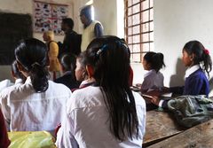 Jenteklasse i Nepal, der betydelig flere nå begynner på skolen. Foto: Riksrevisjonen