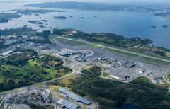 Det er store mengder av miljøgiftene PFAS i grunnen på Bergen Lufthavn. Foto: Avinor.