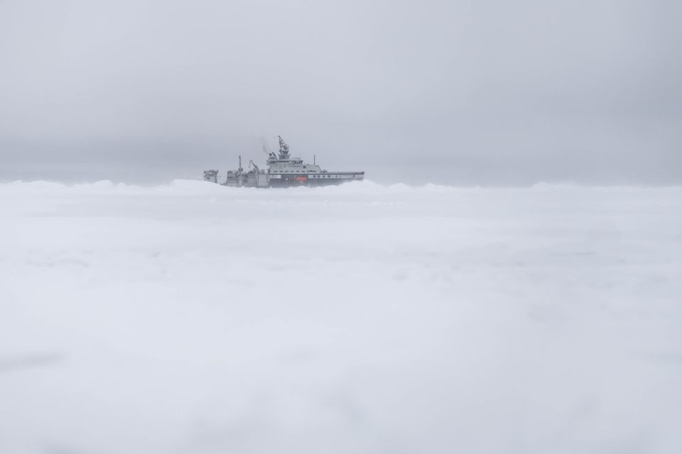 FF Kronprins Haakon på Nordpolen i gråvær. Foto: Vegard Stüerzinger, Norsk Polarinstitutt