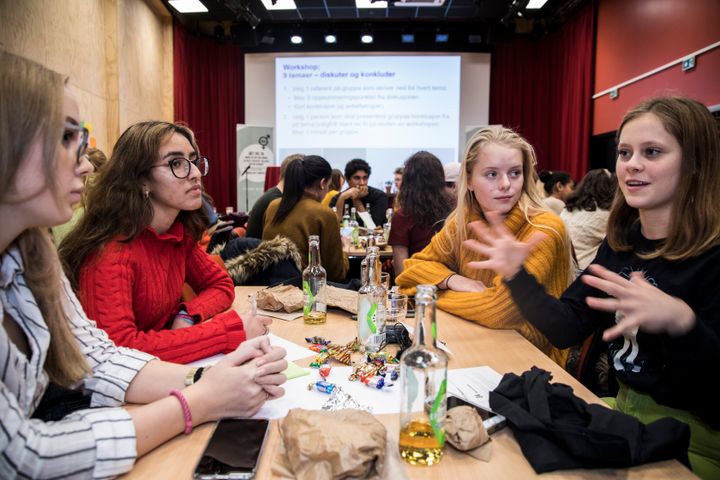 Ungdom fra Oslo og omegn deltok i går på en workshop sammen med politikere for å finne nye løsninger og ideer for hvordan skal vi skru opp tempoet på likestilling i Norge og internasjonalt. Bilde: Astrid Hexeberg, Plan International
