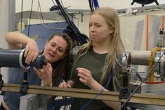 Stipendiat Anne Marit Rykkelid og masterstudent Vera Helene Tormodsrud bestråler kreftceller med protoner på Oslo-syklotronen. Foto: Hilde Lynnebakken/UiO