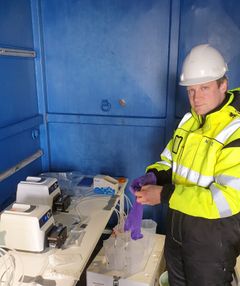 Forsker Jon Hestetun gjør seg klar til å filtrere vannprøver. Disse prøvene fryses for senere analyse av DNA-et de inneholder. (Foto: Leon Moodley, NORCE)