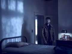 Kyle Barnes (Patrick Fugit) på soverommet til den åtte år gamle Joshua Austin (Gabriel Bateman). Foto: FOX
