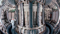 Innsiden av verdens største fusjonseksperiment Joint European Torus i England. Plasmaet sperres inne av sterke magnetfelt inni et smultringformet kammer. Foto: EUROfusion.