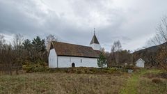 Vakre Kvamsøy kyrkje i Sogn er en av flere middelalderkirker i stein som har fått tilskudd til klimaskallsikring. Foto: Dagfinn Rasmussen, Riksantikvaren.