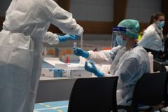 En koronatest legges i plastrør og sikres av helsepersonell. Deltaljert informasjon om virus er viktig for å optimalisere behandlig og vaksiner. Foto: UiT/Jørn Berger-Nyvoll.