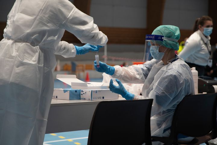 En koronatest legges i plastrør og sikres av helsepersonell. Deltaljert informasjon om virus er viktig for å optimalisere behandlig og vaksiner. Foto: UiT/Jørn Berger-Nyvoll.