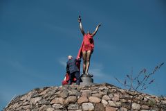 Christian Ringnes i ferd med å avduke skulpturen Solveig med eple. Foto: Per Sollerman