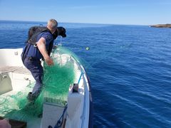 Statens naturoppsyn har til sammen dratt opp omtrent 13 km med ulovlige garn i år. Foto: SNO/Miljødirektoratet