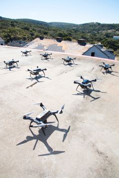 Engebråten har modifisert droner fra vanlige butikker for å få dem til å snakke sammen. Foto: Privat