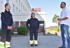 To av drøyt 100 sommervikarer ved ABB i Skien, Simen Vilding Nicolaysen og Cathrine Håkonsen, i samtale med produksjonssjef Erik Skredtveit.