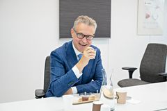 Fiskeri- og sjømatminister, Odd Emil Ingebrigtsen var onsdag 1.9 på besøk hos Nofima for å prøvesmake proteinpulver laget på makrell og laks. Foto/cc: Jon-Are Berg-Jacobsen/Nonfima