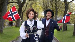 Nadia Hasnaoui og Christian Strand leder direktesendingen på NRK1 fra Akershus festning. Her kledd i Oslo-bunad.

FOTO: OLE KALAND / OLE KALAND, NRK
