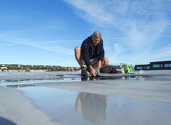 Jon Larsen på taket av Bama-bygget i Oslo samler inn støv som har vist seg å inneholde mikrometeoritter. Foto: Morten Bilet