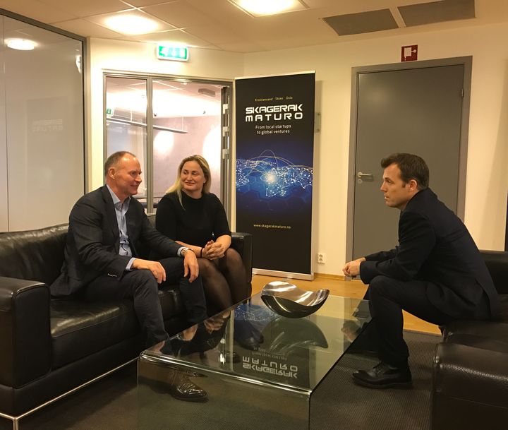 Erik E. Tønnesen, managing partner i Skagerak Maturo, statssekretær for næringsministeren, Dilek Ayhan, og gründerdirektør i Innovasjon Norge, Pål T. Næss.
Foto: NFD